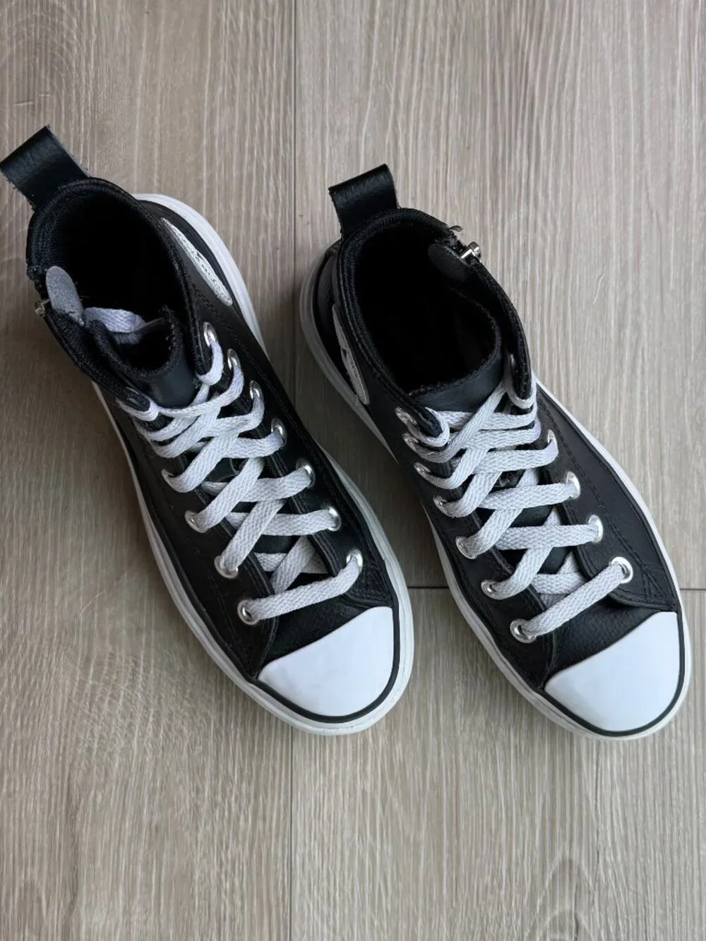 Converse Chuck Taylor Lugged Lift Leather High Top Big Kids US 3